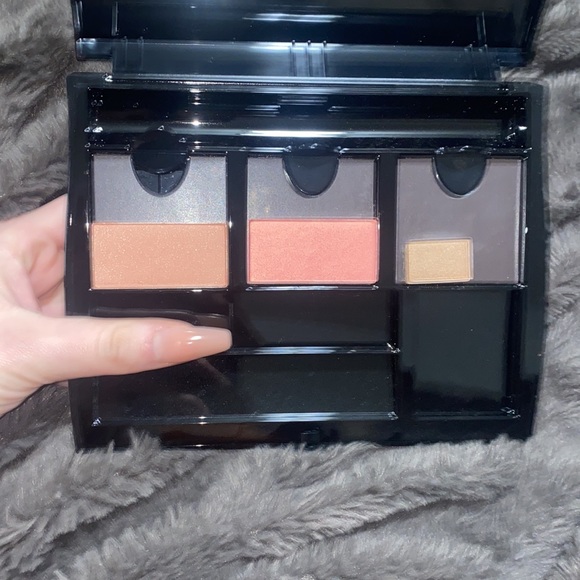 🪿Mary Kay Fillable compact with 3 makeup colors included! - Picture 3 of 5